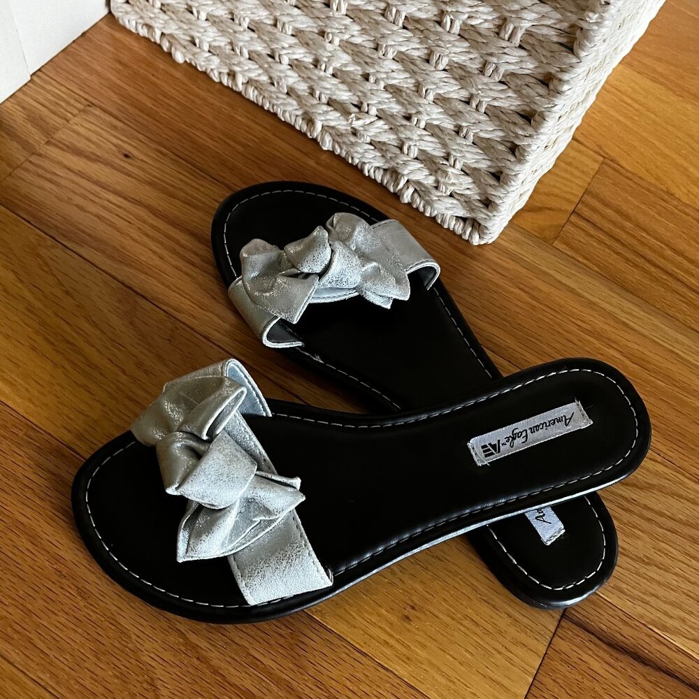 American Eagle Silver Metallic Bow Flip Flops